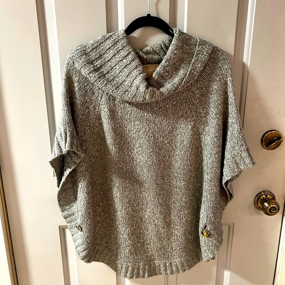 Gray poncho - Picture 1 of 3